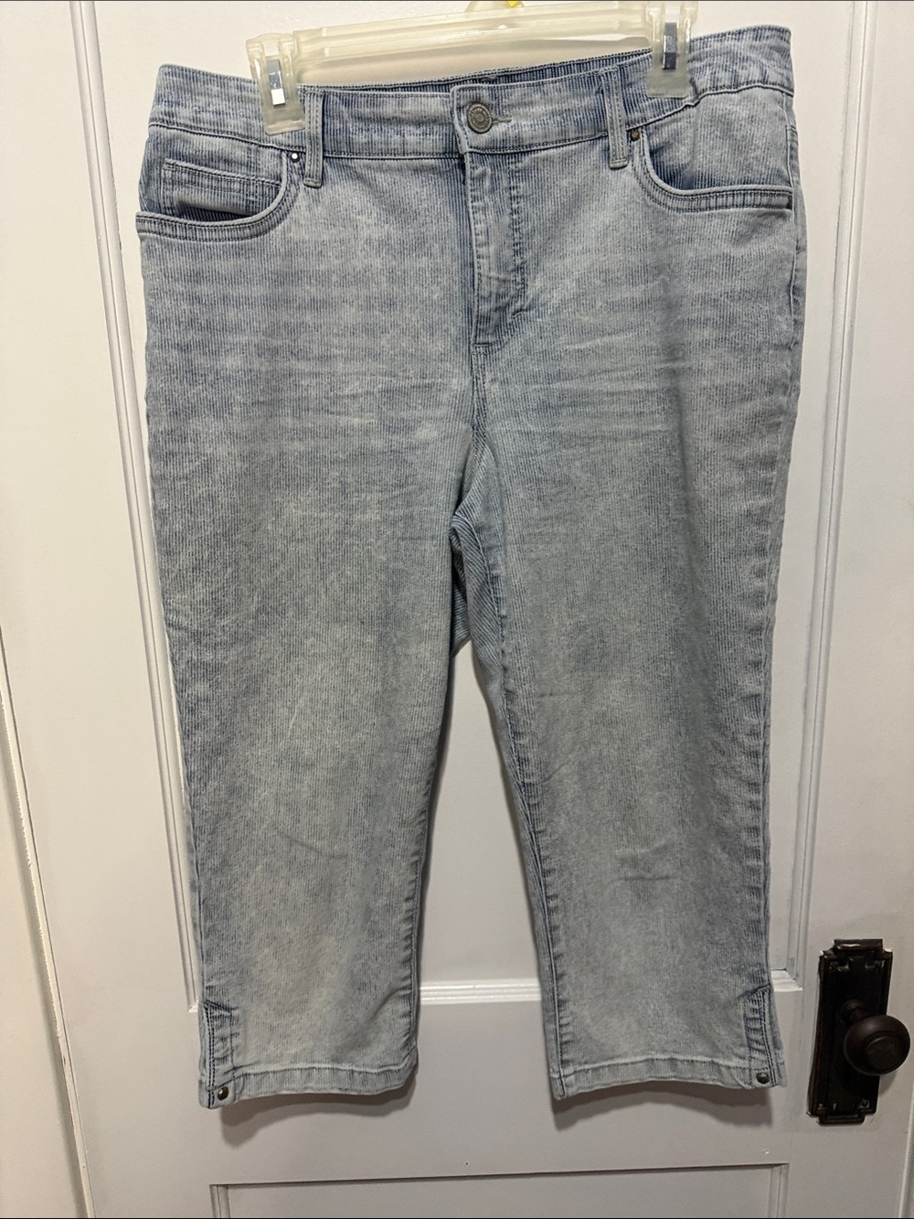 Cropped Women’s Light Wash Denim Jeans